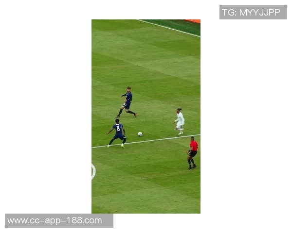 姆巴佩精彩过人后空门失误遗憾击中横梁令人扼腕叹息